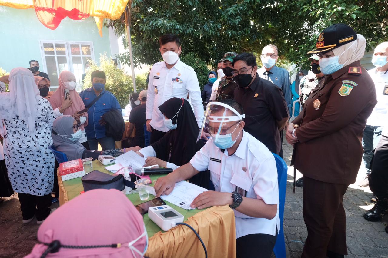 Tinjau Vaksinasi Massal, Bupati Adnan Target 1.000 Warga di Vaksin Setiap Kecamatan 